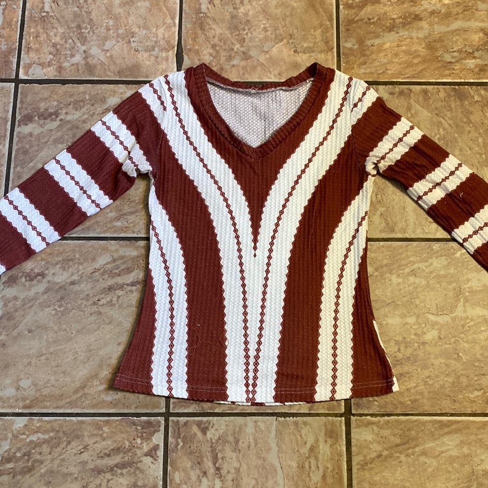 Waffle knot v neck fitted shirt.